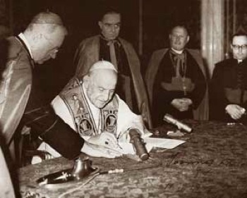 Papa Giovanni XXIII firma l’enciclica Pacem in terris nell’aprile del 1963