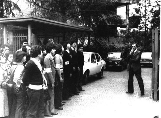 Roma, via del Forte Trionfale, 3 maggio 1978: alcuni giovani della Dc sono venuti a rendere omaggio alla famiglia Moro (Ansa)