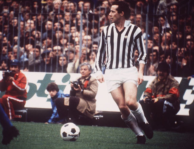 Liam Brady segna il rigore che vale lo scudetto della seconda stella (Archivio Farabola)