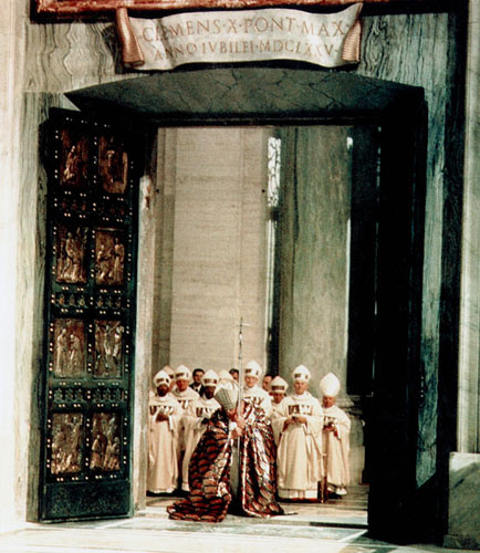 Il Papa apre la Porta santa nella basilica di San Pietro (Archivio Farabola)