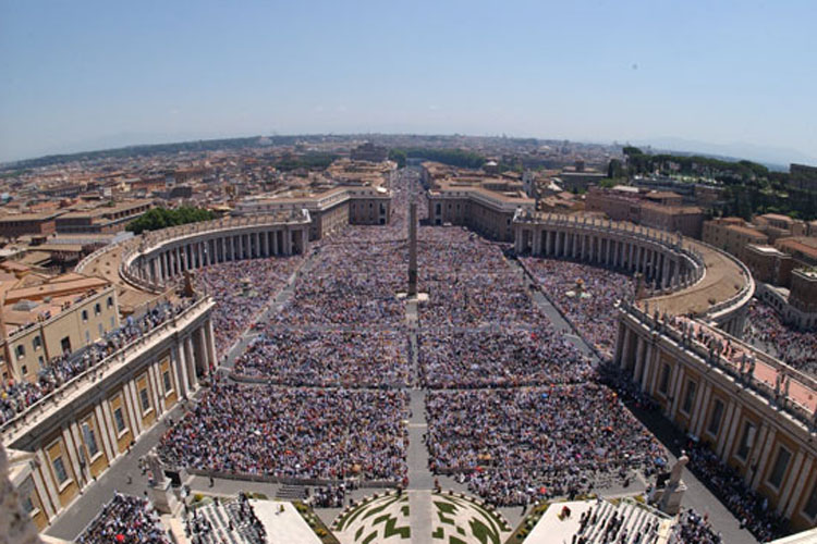 La folla in piazza San Pietro per la canonizzazione di padre Pio (Archivio Farabola)