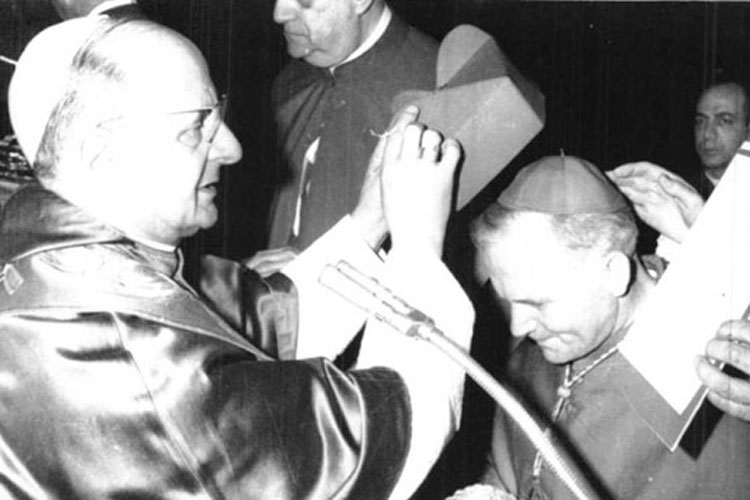 Papa Paolo VI mentre impone la berretta cardinalizia a Karol Wojtyla, Arcivescovo di Cracovia