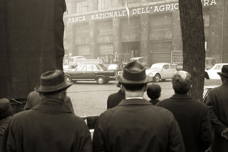 Milano, 13 dicembre 1969. Milanesi in piazza Fontana il giorno dopo l’attentato (Archivio Farabola)