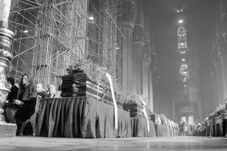 Milano, 15 dicembre 1969. Funerali delle vittime di piazza Fontana: le bare allineate nella navata principale del Duomo (Archivio Farabola)