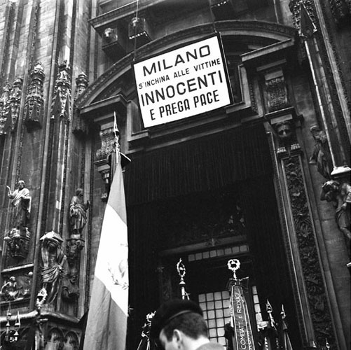 Milano, 15 dicembre 1969. L’ingresso del Duomo di Milano dove si svolgono i funerali delle vittime della strage. Sulla facciata il cartello: “Milano s’inchina alle vittime innocenti” (Archivio Farabola)