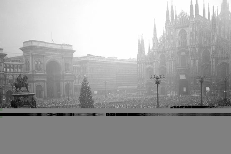 Milano, 15 dicembre 1969. Funerali delle vittime di piazza Fontana: piazza del Duomo la mattina poco prima della cerimonia (Archivio Farabola)